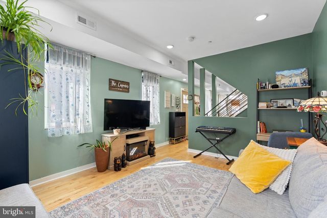 1940 S 6TH ST, Philadelphia, PA 19148