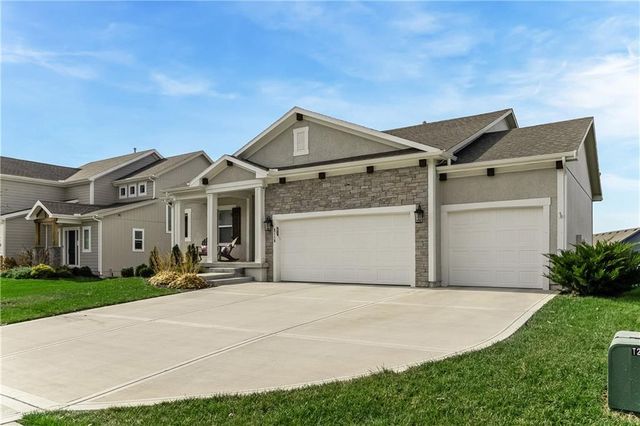 3116 SW Arbor Tree Drive, Lee's Summit, MO 64082