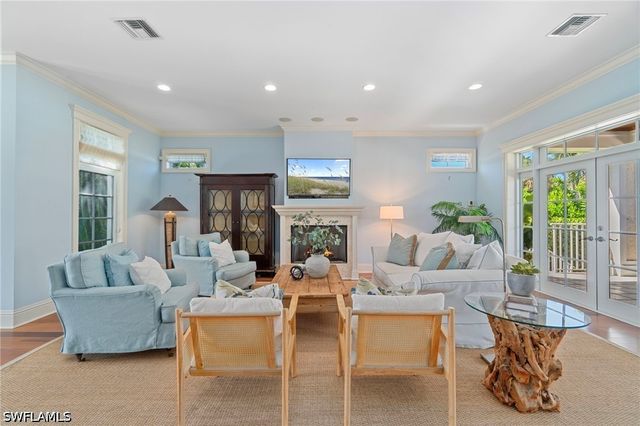645 Broad AVE S, Naples, FL 34102