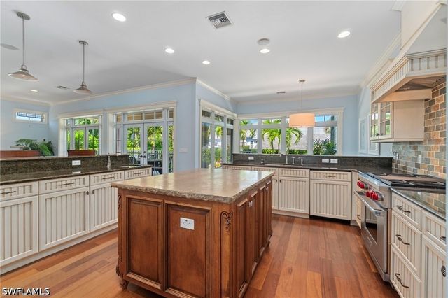 645 Broad AVE S, Naples, FL 34102