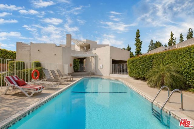 20920 Community Street 10, Canoga Park (los Angeles), CA 91304