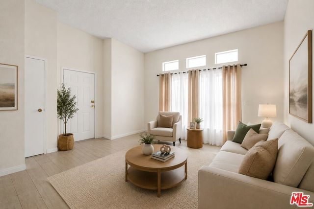 20920 Community Street 10, Canoga Park (los Angeles), CA 91304