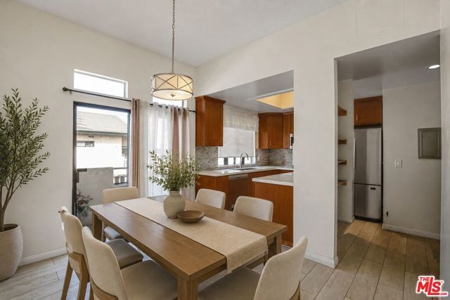 20920 Community Street 10, Canoga Park (los Angeles), CA 91304