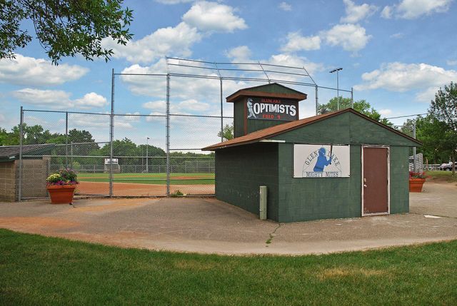 5213 Woodhill Road, Minnetonka, MN 55345