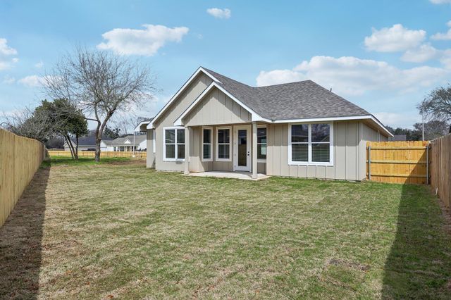 116 Callie ST, Smithville, TX 78957