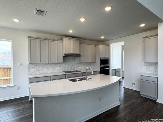 138 Annette Dr, Castroville, TX 78009