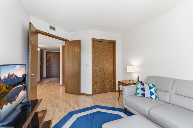 3030 Saint Albans Mill Road 213, Minnetonka, MN 55305