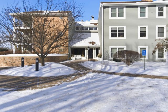 3030 Saint Albans Mill Road 213, Minnetonka, MN 55305