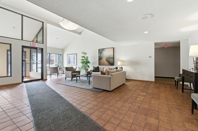 3030 Saint Albans Mill Road 213, Minnetonka, MN 55305