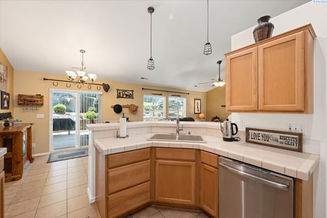 3721 Cherry Ct., West Richland, WA 99353