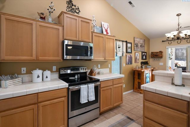 3721 Cherry Ct., West Richland, WA 99353