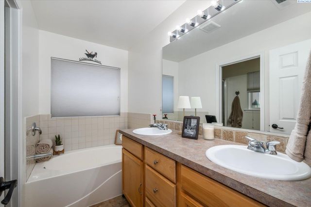 3721 Cherry Ct., West Richland, WA 99353