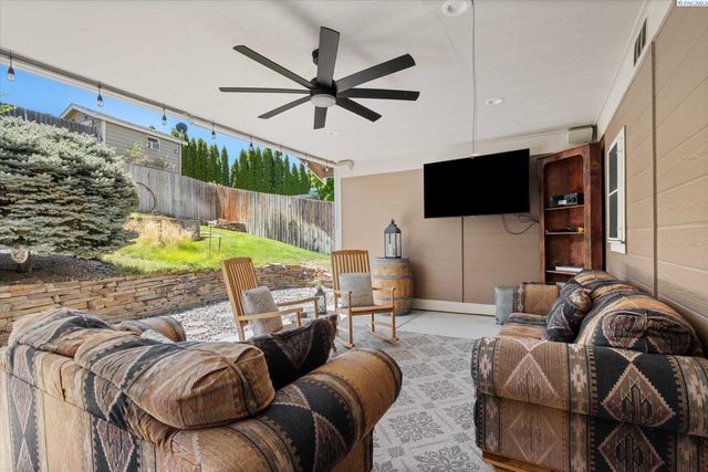 3721 Cherry Ct., West Richland, WA 99353