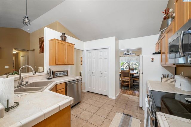 3721 Cherry Ct., West Richland, WA 99353