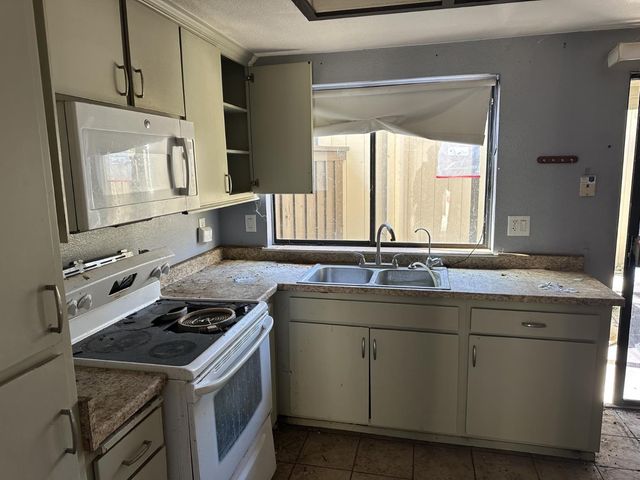 6762 Calvine Rd, Sacramento, CA 95823