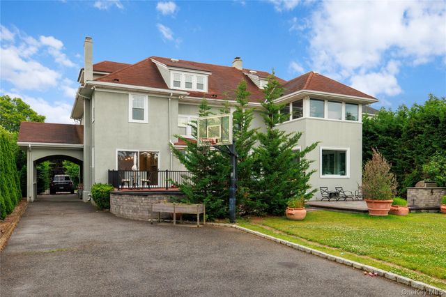 44 S Montgomery Avenue, Bay Shore, NY 11706