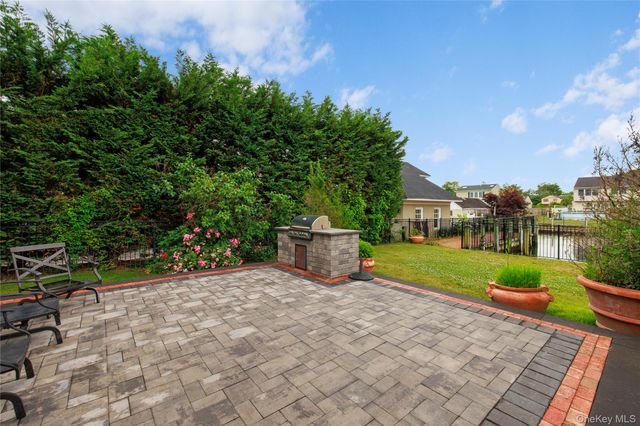 44 S Montgomery Avenue, Bay Shore, NY 11706