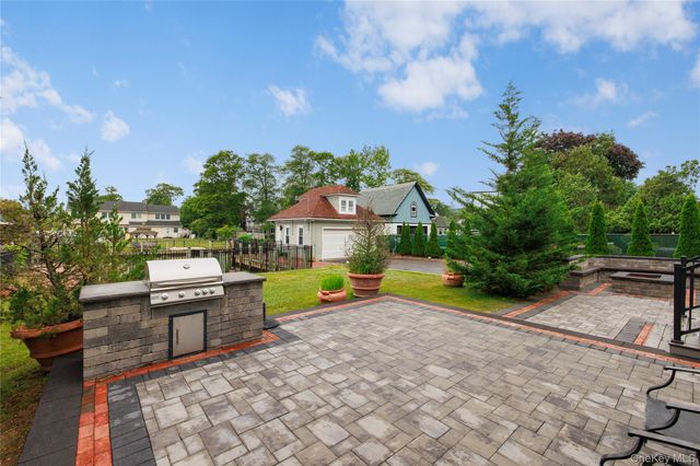 44 S Montgomery Avenue, Bay Shore, NY 11706