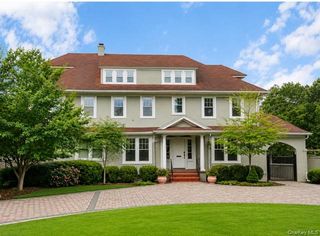44 S Montgomery Avenue, Bay Shore, NY 11706