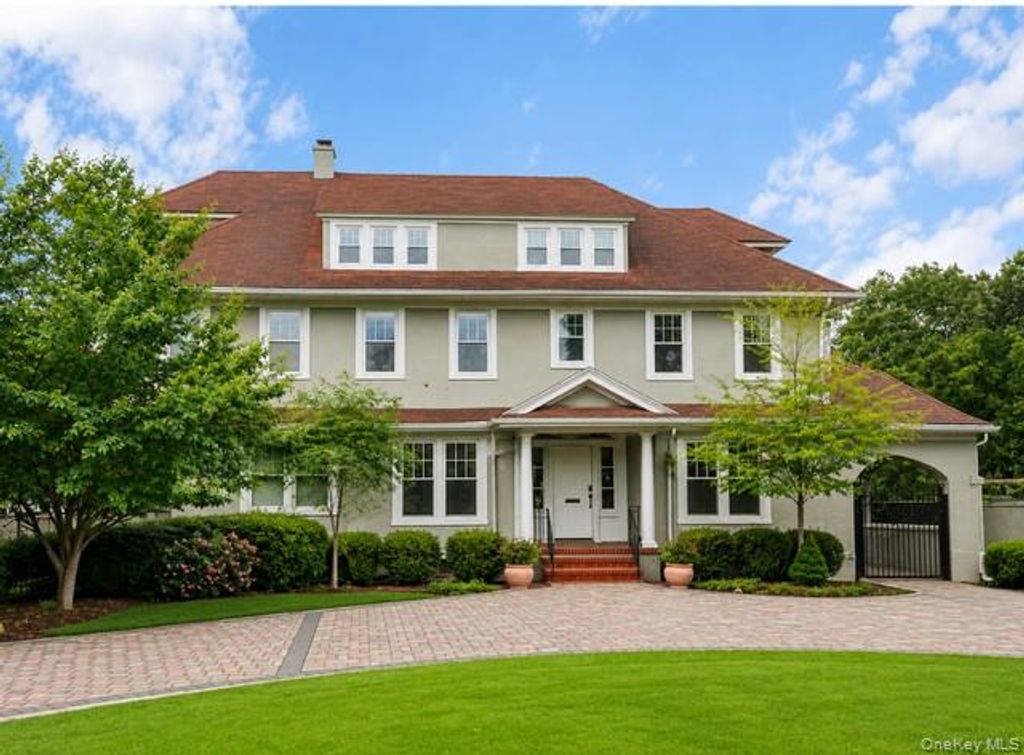 44 S Montgomery Avenue, Bay Shore, NY 11706