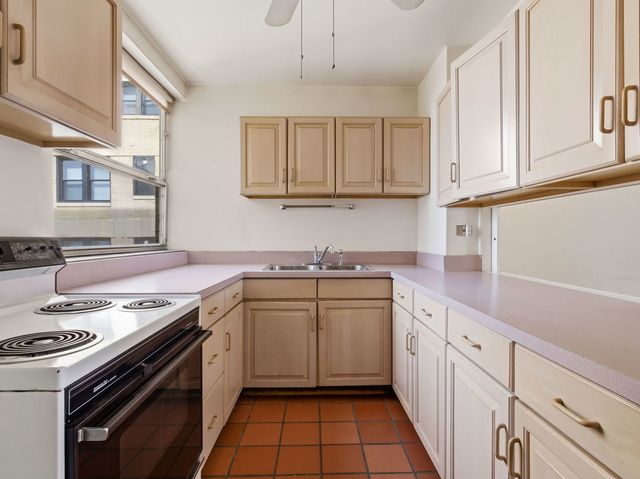 5530 S Shore Drive 17A, Chicago, IL 60637