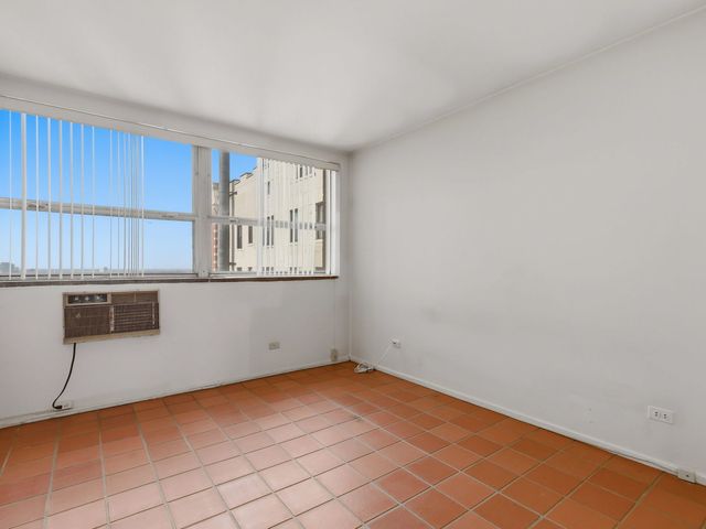 5530 S Shore Drive 17A, Chicago, IL 60637