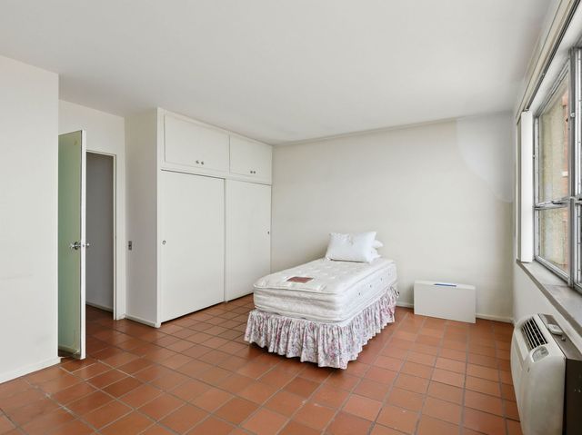 5530 S Shore Drive 17A, Chicago, IL 60637