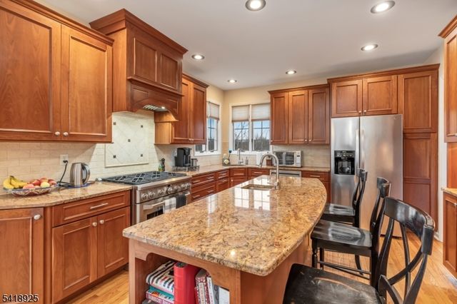 166 Preakness Cir, Branchburg Twp., NJ 08876