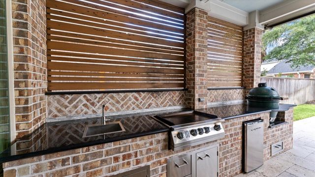 14 Whispering Thicket Place, Tomball, TX 77375