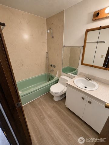 426 11th Avenue E, Seattle, WA 98102