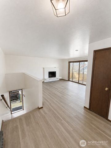 426 11th Avenue E, Seattle, WA 98102