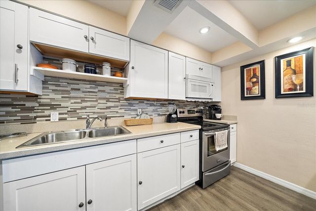 519 ALBEE FARM ROAD 111, Venice, FL 34285