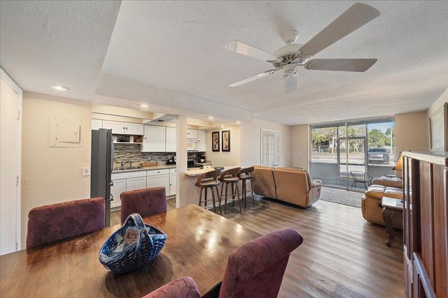 519 ALBEE FARM ROAD 111, Venice, FL 34285