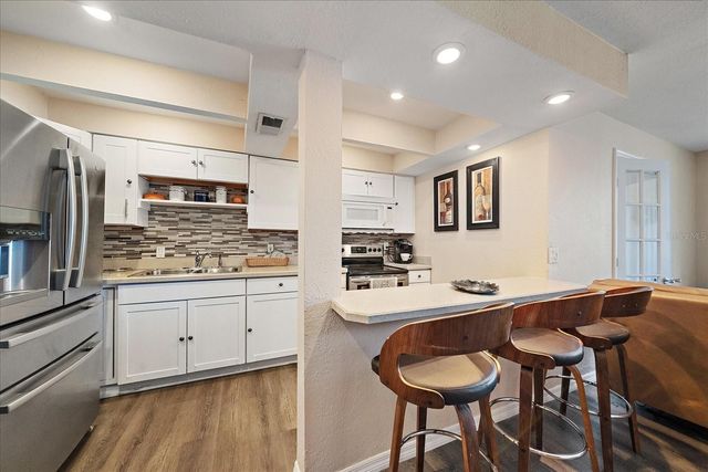 519 ALBEE FARM ROAD 111, Venice, FL 34285