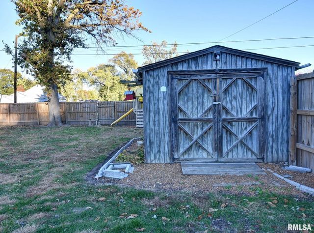 720 N Lawn Avenue, Taylorville, IL 62568