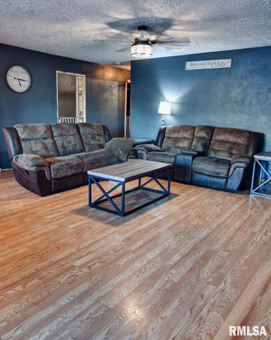 720 N Lawn Avenue, Taylorville, IL 62568