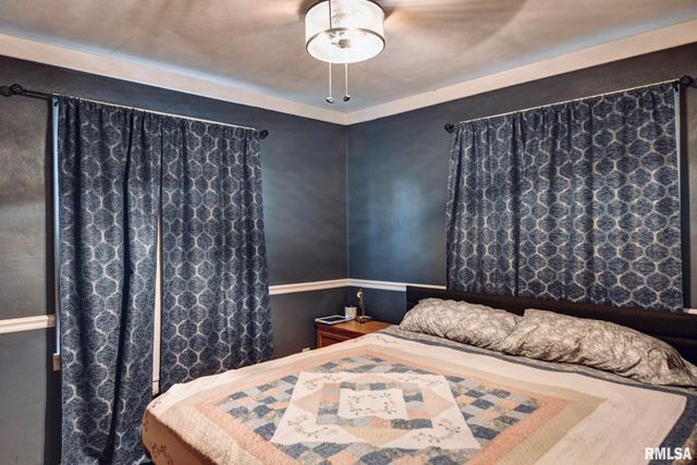 720 N Lawn Avenue, Taylorville, IL 62568