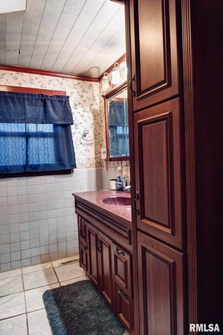 720 N Lawn Avenue, Taylorville, IL 62568