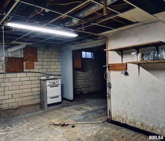 720 N Lawn Avenue, Taylorville, IL 62568