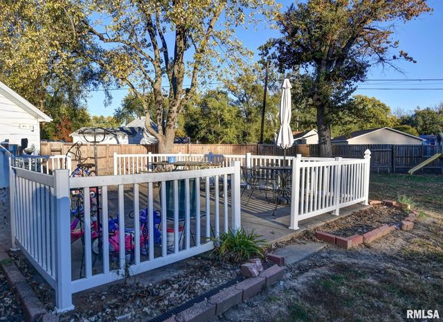 720 N Lawn Avenue, Taylorville, IL 62568