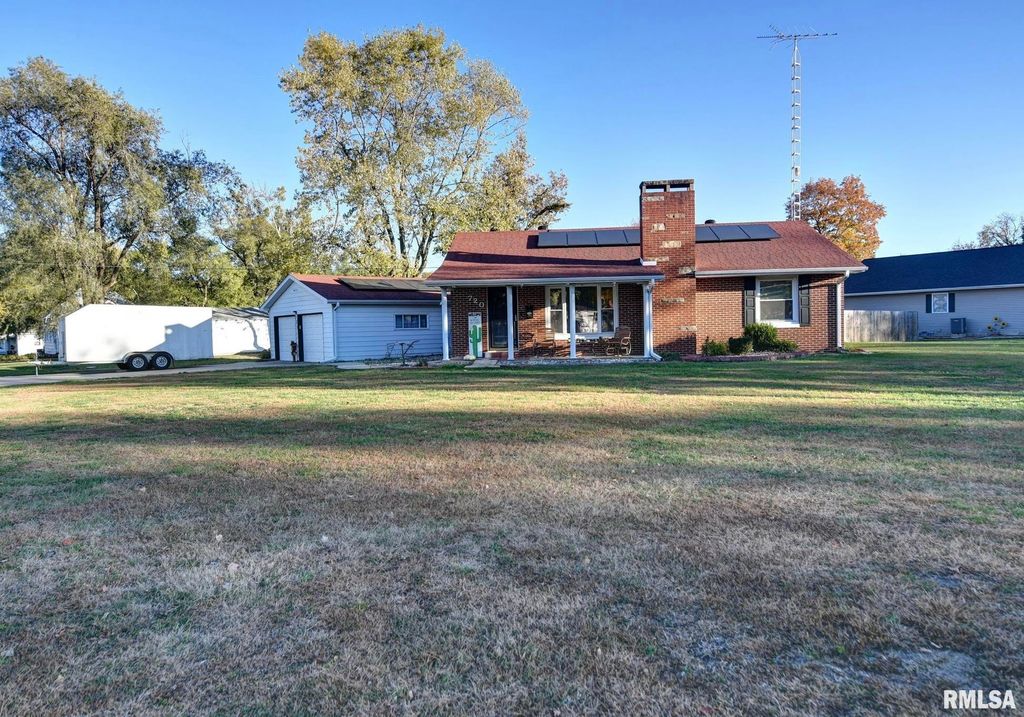 720 N Lawn Avenue, Taylorville, IL 62568
