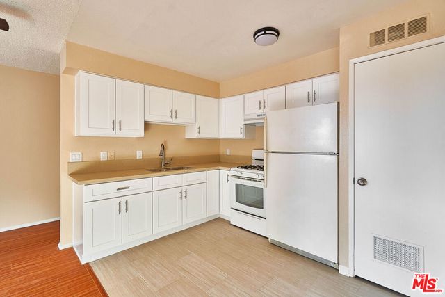 820 S St Andrews Place 301, Los Angeles, CA 90005