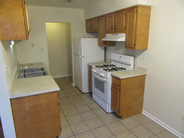 135 Pickwick Drive A, Schaumburg, IL 60193
