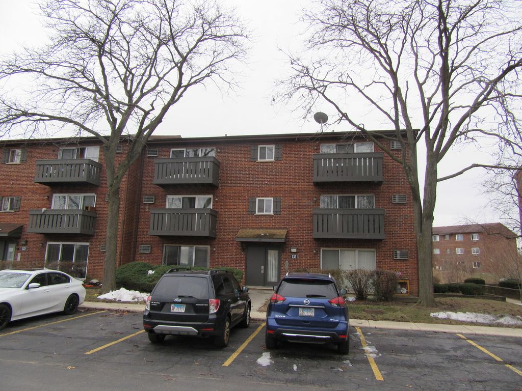 135 Pickwick Drive A, Schaumburg, IL 60193