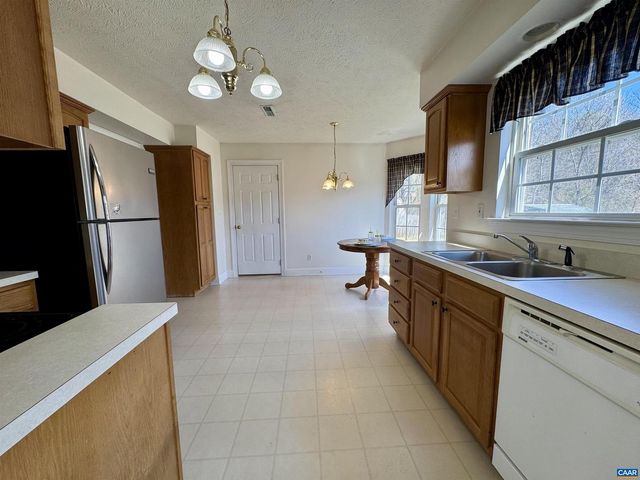 212 KINGSPORT RD, Waynesboro, VA 22980