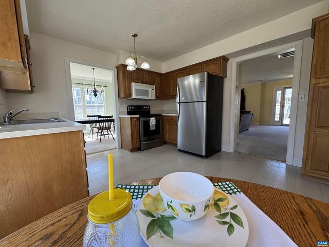 212 KINGSPORT RD, Waynesboro, VA 22980