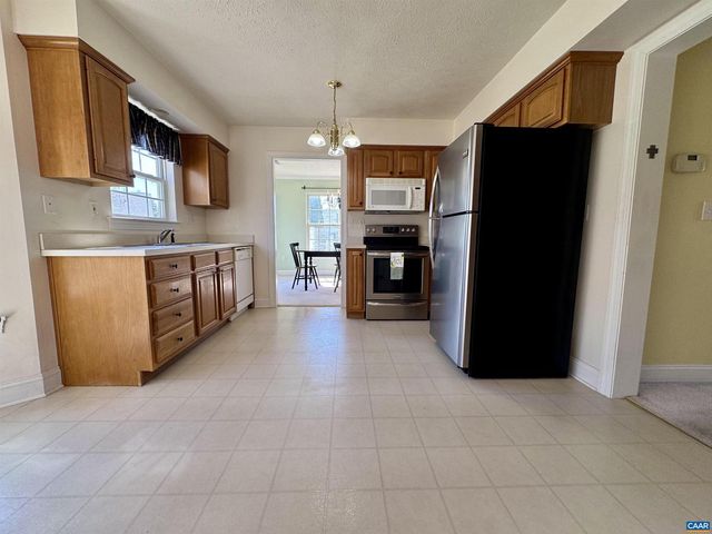 212 KINGSPORT RD, Waynesboro, VA 22980