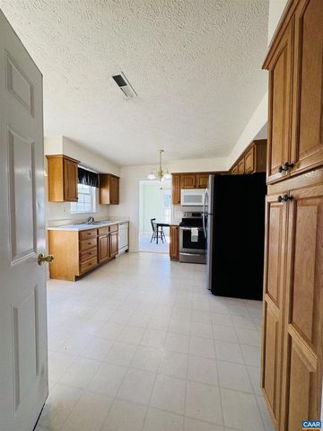 212 KINGSPORT RD, Waynesboro, VA 22980