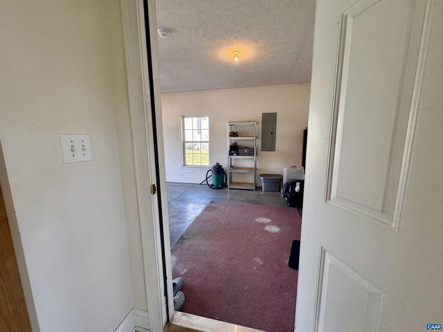 212 KINGSPORT RD, Waynesboro, VA 22980