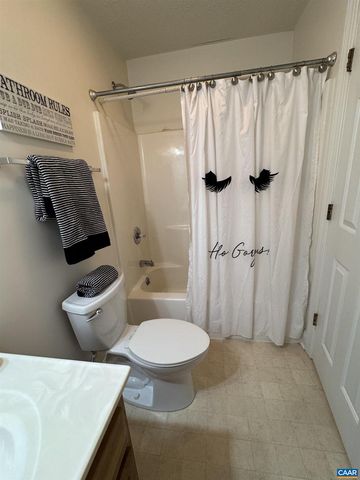 212 KINGSPORT RD, Waynesboro, VA 22980